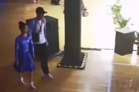 文章跪着给女儿拍照冲上热搜！被父亲疼爱的孩子，活得有多幸福？图片
