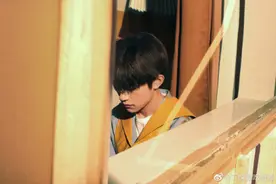 易烊千玺撑伞走红毯，网友纷纷感叹，这是什么神仙颜值图片
