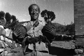 抗日时期，真实的童子军手榴弹，手枪，机枪，真地雷，墙壁壁画图片