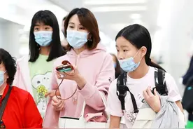 关悦和俩女儿组团穿粉衣，母女三人长腿抢镜，大女儿和妈妈一样高图片