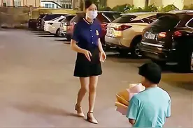 广东一男子跪地表白，洗脚妹：才认识三天，这么着急？图片