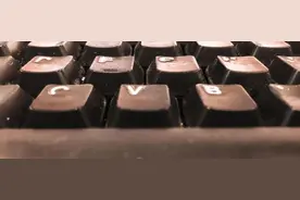 后悔戴上眼镜的人，再也摘不下眼镜图片