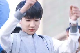 16岁的王源脸上还是肉嘟嘟的图片
