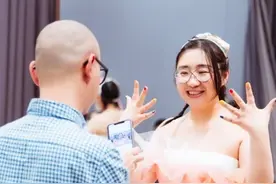 傅首尔试穿婚纱风格百变 小辫子俏皮丈夫在旁照相甜蜜恩爱图片