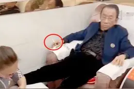74岁侯耀华修脚店内吸烟，指夹烟头翘腿享受，形象太差引吐槽图片