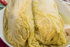 东北大娘教你腌酸菜，牢记2个要点，味道正宗不易烂，酸香爽脆图片