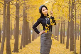 中老年阿姨拍照，手放哪里合适？10个姿势拍出优雅端庄大气美图片