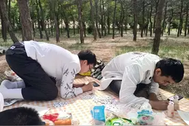 搞笑图：我真不知道外卖小哥戴的是什么？图片