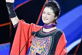 红黑配够经典！于月仙倪萍电影节穿大红色，70岁斯琴高娃太华丽图片