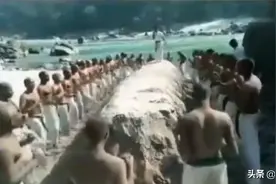 印度军队拉达克山区不惧严寒：光膀子爬山跑步，打沙石包苦练武功图片