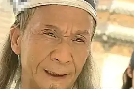 青翼蝠王扮演者“沦落”街头卖艺，地铁口拉小提琴讨生活图片