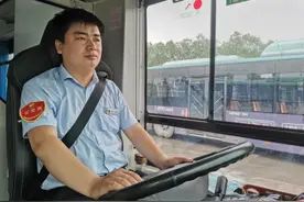 萌娃刷不上奶奶的公交卡干着急，车长秀口技机智化解图片