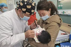 西藏女婴搭乘“微笑列车”来襄阳求医图片