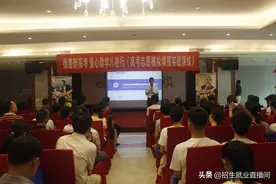 广西高考指导中心爱心助学志愿填报公益讲座贵港站回顾图片