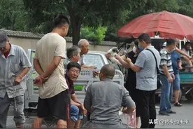 七旬老俩口娇宠孙子，偷偷做了一件愧对孙子的事，路人却啧啧称赞图片