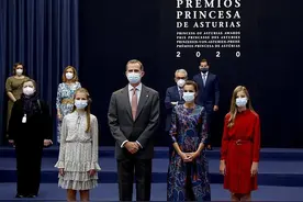 西班牙14岁公主首穿高跟鞋，迈向成熟；索妹穿红色继承王后神韵图片