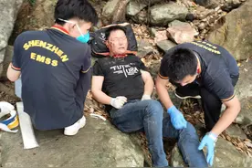 惊险！一男子从近90度山崖摔落……图片