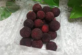 杨梅不要直接用水洗，多加这2个步骤，小虫子和杂质自己跑出来图片