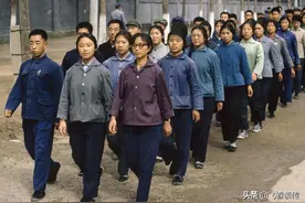 五六十年代的人，穿上一身蓝绿灰，会是啥感觉？图片