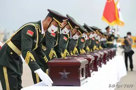 离谱：中国粉丝给韩国男团庆生，包下百万机身照，租美国报纸整版图片