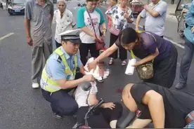 女孩骑电动车摔到后脑勺鲜血直流 民警提醒佩戴头盔很重要图片