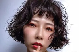 复古卷发造型绝了，长短都百搭，这样烫发让你感受上个世纪的美图片