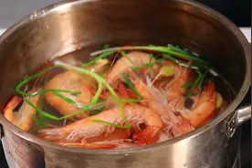 做白水煮“虾”时，冷水下锅还是热水下锅？一直做错，难怪不好吃视频封面