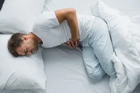 有种胃痛或在“暗示”胃癌，与普通胃痛有什么不同？详细解释你听图片