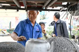 男子做“独门”生意，800度火炉铸铝锅，一天曾经挣千元图片