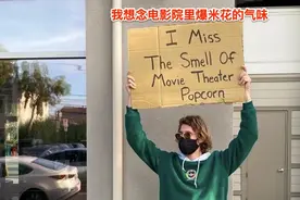 美国小哥一脸严肃，举牌吐槽生活中的小事，非常有共鸣了图片
