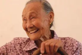 河南老妇去看病，医生见其弹刀伤赶忙报警，警察到来后向老人敬礼图片