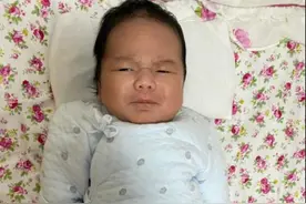 “最成熟男宝”出生，网友一看照片乐了：感觉他自己能把自己带大图片