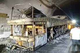 载着45名乘客的大巴在隧道内自燃，山西高速交警火速救援图片