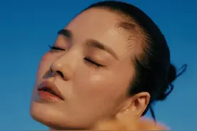 当了25年亚洲女神的她，换了个发型却让滤镜碎一地图片