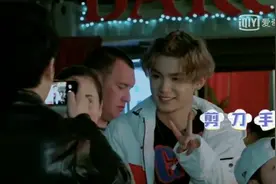 Justin国外看表演意外遇粉丝，被要求合照人气火爆！视频封面