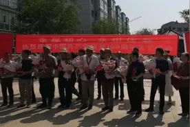 张家口桥西区：宏景嘉苑社区举行庆祝建党100周年表彰会暨文艺汇演图片