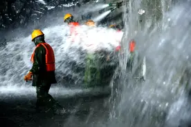 中国又一世界奇迹！耗资12年2800亿在山上挖个洞，只为行车5分钟图片