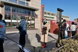 脸上曾经代表美丽的标志，如今倒成了她被攻击的对象图片