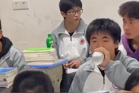江西一高中生晚自习织毛衣被老师没收，老师知道原因后立马归还图片