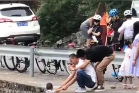 这家长太不靠谱！竟抓着小孩挂峭壁上拍照，官方回应了图片