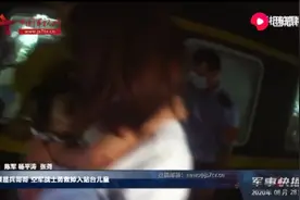 感动！桂林一火车站内女童掉进站台昏迷！4名战士2分钟成功救人图片