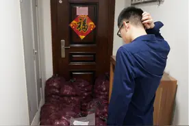 女孩网购一吨洋葱要呛哭前男友，前男友：没哭转手卖了1000多元！网友支招：看来得上大蒜了图片