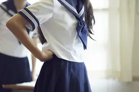 解开胸部纽扣、公开检查女学生内衣颜色？日本无耻校规惹狂喷图片