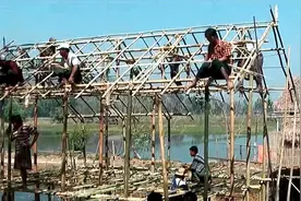 中国人在缅甸，实拍缅甸农村人怎么盖房子？不用1块砖头视频封面