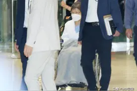 韩国前总统朴槿惠服刑期间再次住院治疗：穿病号服坐轮椅 多人随行图片