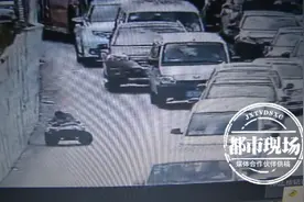 电动玩具车开上高速，熊孩子吓惨过路司机图片