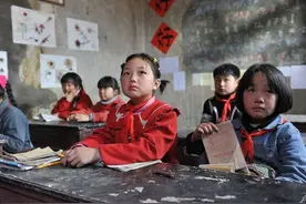 山村教师哭着恳求大学生，求你们别来支教了，孩子们已经很可怜了图片