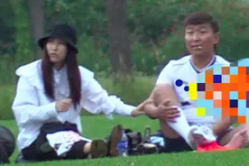 陈羽凡又黑又胖，坐地上打赤膊辣眼睛，与小18岁女友相聊甚欢图片