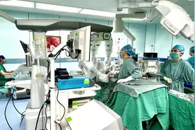 北京协和医院泌尿外科团队成功完成首例国产手术机器人经后腹腔入路手术图片