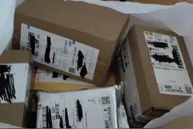 大量“滞留快递”在二手平台公开兜售图片
